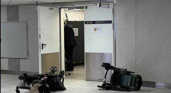 Kitört kerékkel kapta vissza a repülőre adott babakocsiját egy utas Ferihegyen