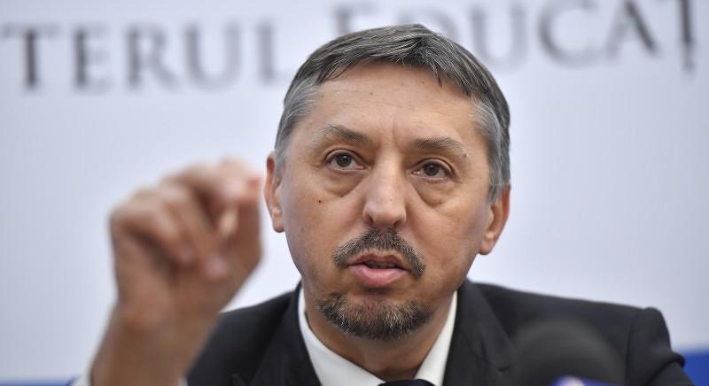 Daniel David: Nem csökkennek a bérek a tanügyben