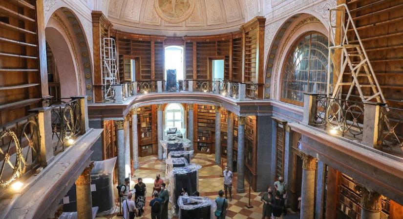 Már üresek a polcok - Így irtják a kenyérbogarakat a Pannonhalmi Főapátsági Könyvtárban - fotók, videó
