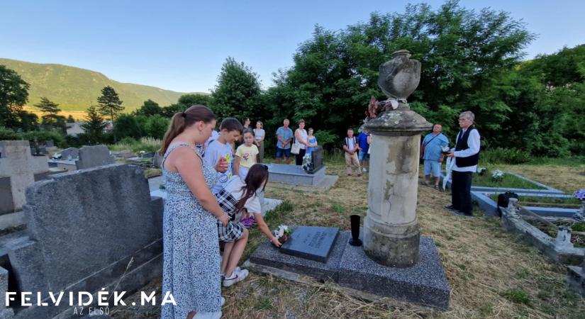 Koszorúzás Gyöngyösi István sírjánál Csetneken