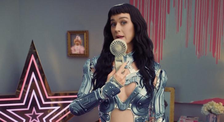 Terjed az ijesztő videó, Katy Perry majdnem kizuhant koncertje közben az egyik látványelemből