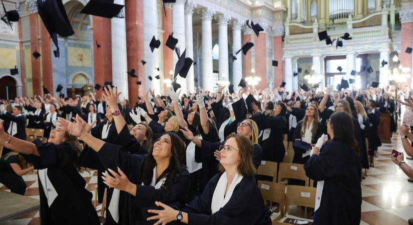 Magasba repültek a magiszter sapkák, több mint ezren diplomáztak az Eszterházyn