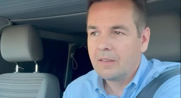 Németh Balázs ismét vezetés közben üzent: Magyar Péter „szar ember”, a kormánytól független újságírók pedig „liberális, uszító, hergelő lények”
