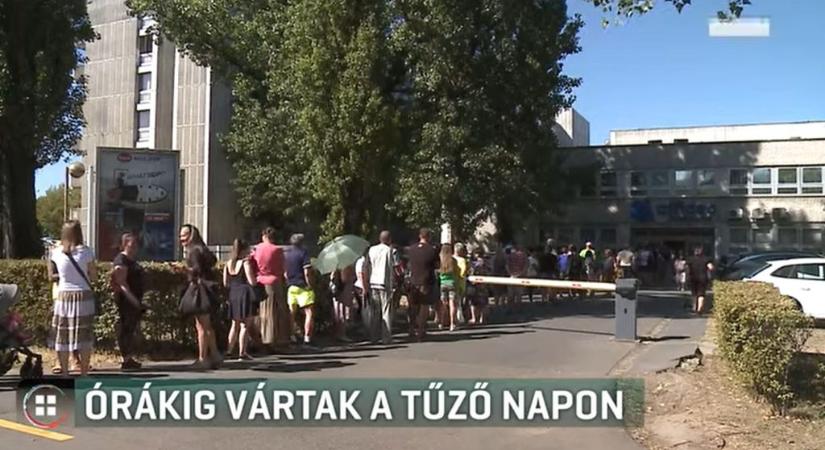 Órákig várakoztak a betegek a tűző napon a győri kórháznál, hogy időpontot kapjanak MR- és röntgenvizsgálatra