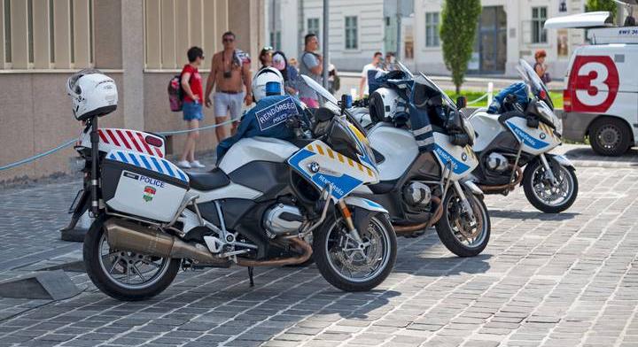Rendőrök elől menekült a magyar motoros: dermesztő videót tettek közzé arról, merre ment
