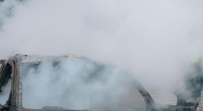 Teljesen kiégett egy kocsi az M85-ösön Kónynál
