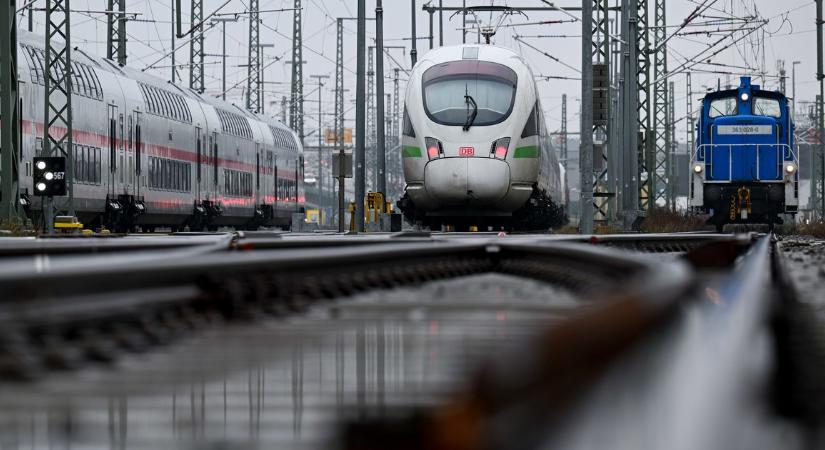 Baltával támadt a vonat utasaira egy szír férfi Németországban