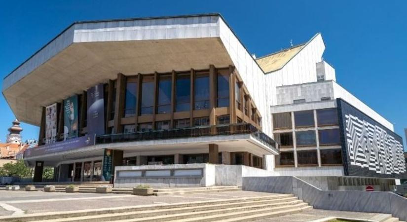 Hullanak a márványtáblák a győri színház faláról