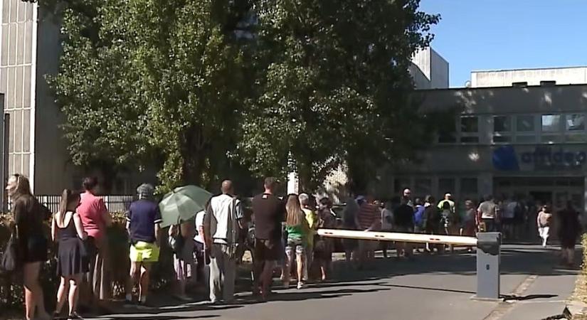 A kórház előtt, időpontra várakozva lett rosszul a beteg a napon