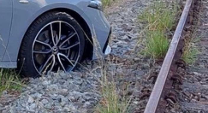 Leesett a vonatról az új autó, amit a fiatalok akartak ellopni