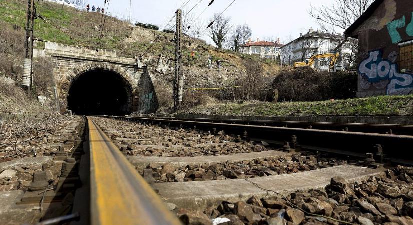 Napi MÁV: Leszakadt a felsővezeték Abony és Szolnok között