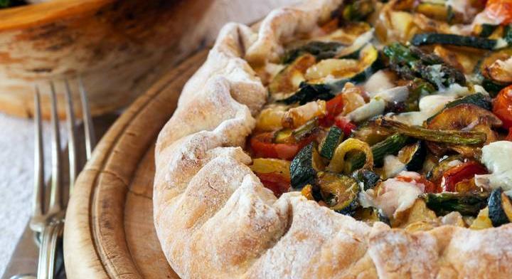 Sült zöldségek ropogós tésztán: a szezon legjobb pizzája