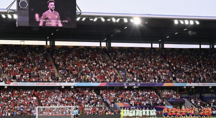 Dermesztő csend és vastaps Svájcban – így emlékeztek az autóbalesetben elhunyt Liverpool-játékosra (VIDEÓ)