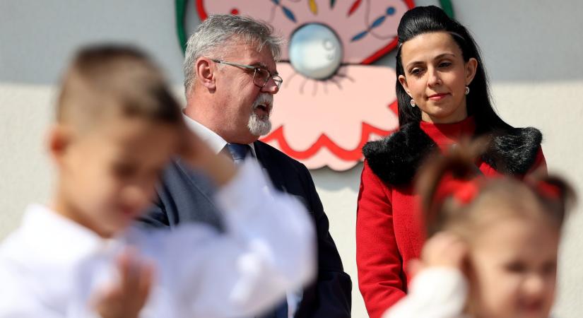 Sok település olyan kiszolgáltatott, hogy a polgármesternek muszáj „szembeköpnie” magát