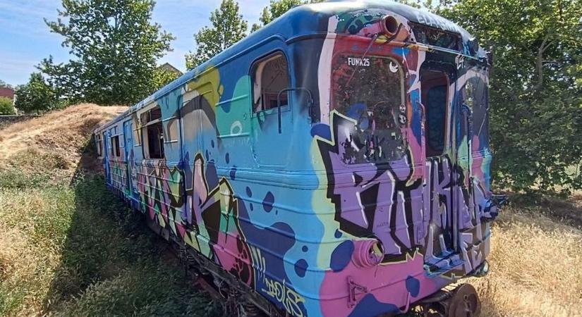 Ilyet még biztos nem látott: metrókocsi tör a felszínre egy borvidéken