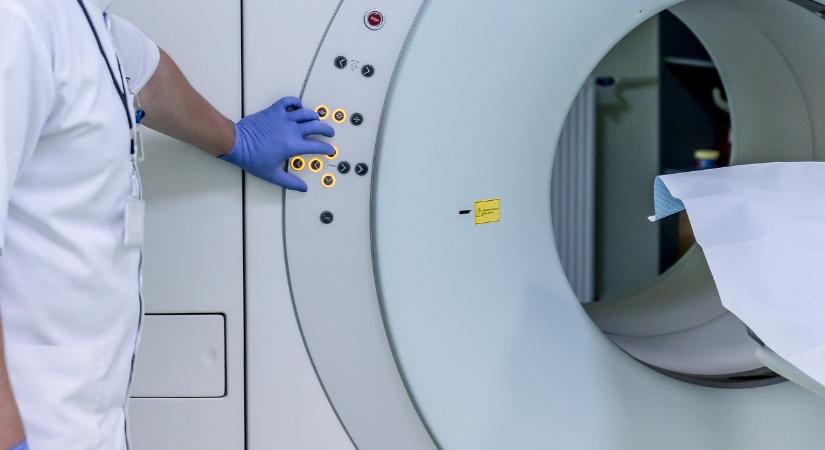 Árnyék nélkül, órákig álltak sorba időpontért a betegek a győri kórháznál – többen is rosszul lett a tűző napon
