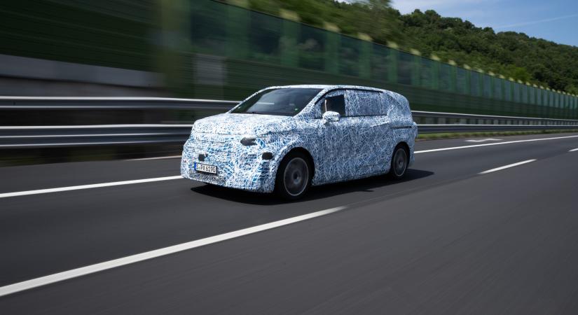 1100 km fél óra töltéssel – teszteli új kisbuszát a Mercedes