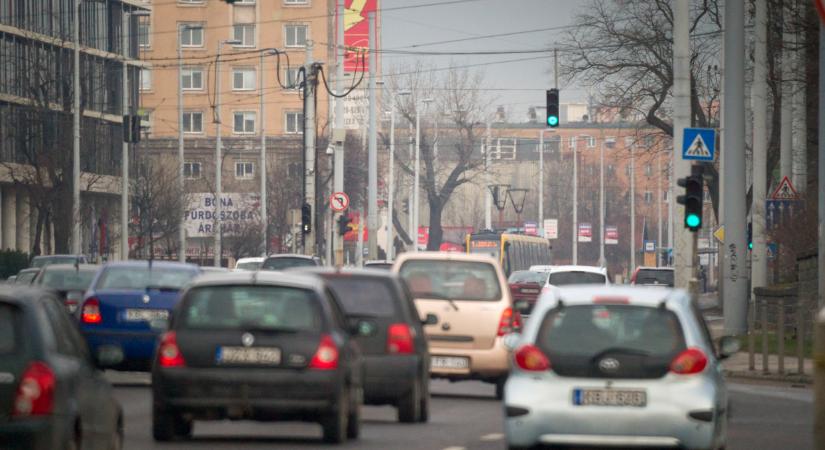 Brutális dugók nehezítik a közlekedést Budapesten: egész nyáron ez lesz, mutatjuk, mi az oka