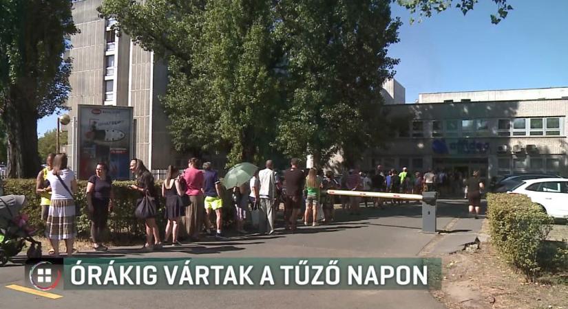 Órákig álltak sorban időpontért a betegek a tűző napon a győri kórházban