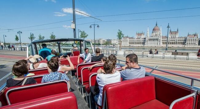 Nosztalgiajáratok Budapest utcáin júliusban - retró villamosok, buszok a fővárosban