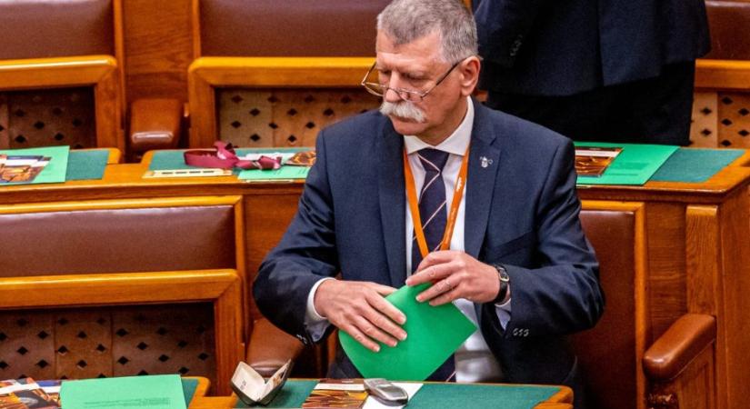 Kövér László kitiltása után is bünteti Hadházyt