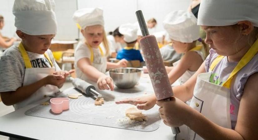Pici pékek – beavatták a tésztanyújtás fortélyaiba az egri ovisokat