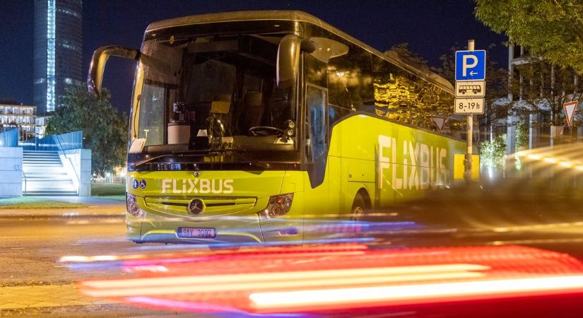 Felborult egy Bécsbe tartó Flixbus, 20 ember megsérült