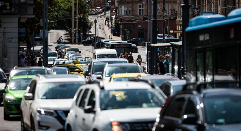 Véget ért egy korszak, most már azért is fizetni kell az autósoknak, ami eddig ingyenes volt