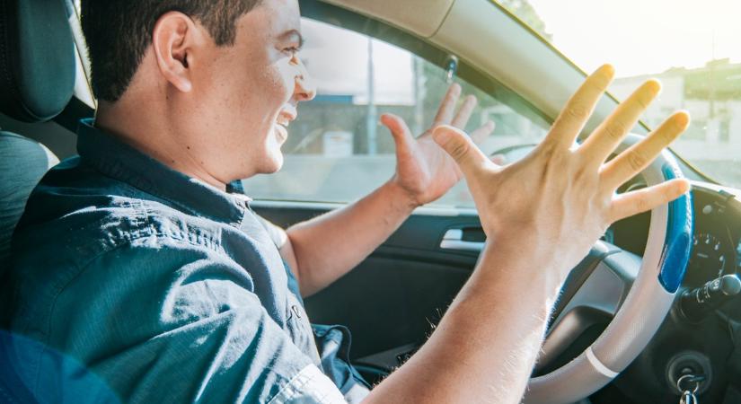 A szokásos nyári dugóknál is nagyobb káosz van Budapesten – Mi áll a háttérben?