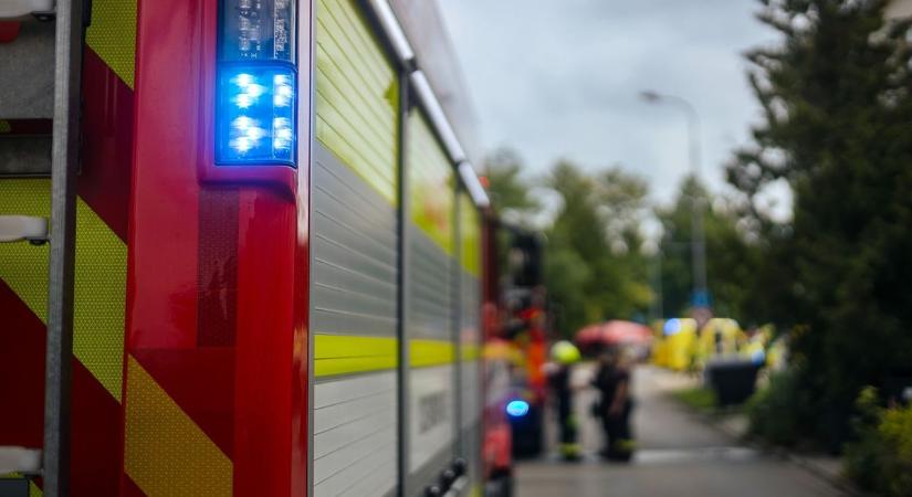 Óriási baleset a 4-esen: a tréler és a kamion sofőrjéhez mentők érkeztek, hatalmas a dugó Miklóson
