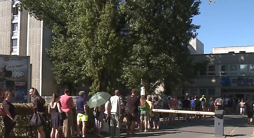 Drámai jelenetek a győri kórháznál, időpontért álltak sorba a tűző napon