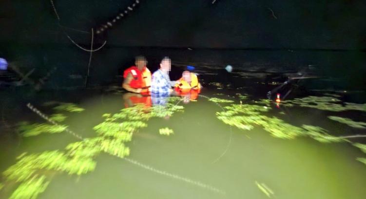Kétségbeesett segélyhívás: gyorsan süllyed a hajónk a Tisza-tavon