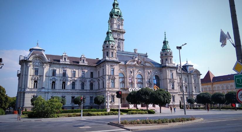 Havonta egyszer várakozhatnak a betegek időpontért – a tűző napon