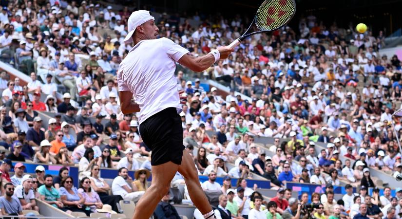 Wimbledon – Fucsovics mérkőzése a döntő játszma előtt félbeszakadt