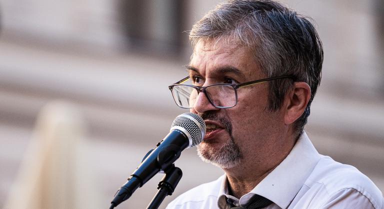 A parlamentből kitiltott Hadházy Ákost megbüntették, mert nem volt bent a parlamentben