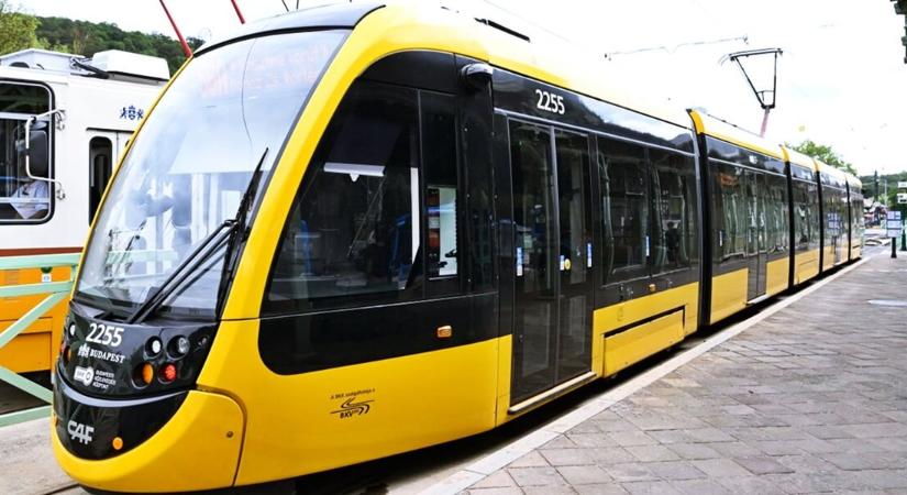 Teljes a káosz a Flórián térnél: leáll az 1-es villamos, durva lezárások jönnek