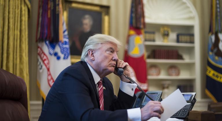 Donald Trump csaknem egy órán át beszélt Vlagyimir Putyinnal, de nem boldog az amerikai elnök