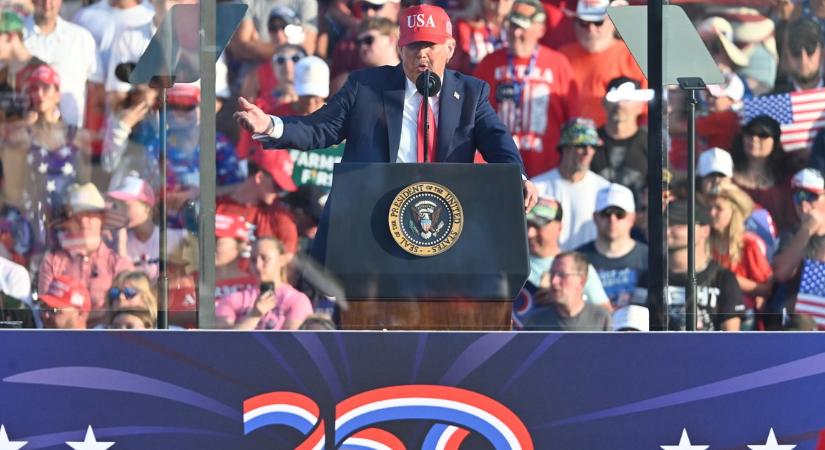 Donald Trump ketrecharcot akar rendezni a Fehér Ház udvarán 25 ezer ember előtt