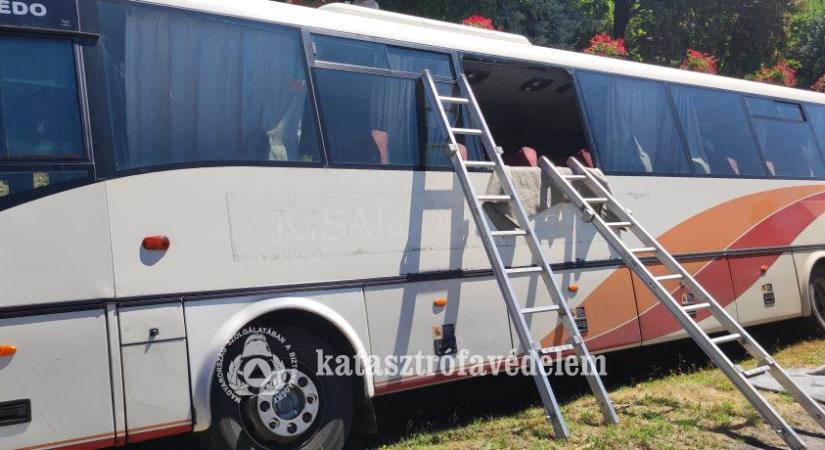 Árokba hajtott egy busz Zalakaroson, a vészkijáraton mentették ki az utasokat