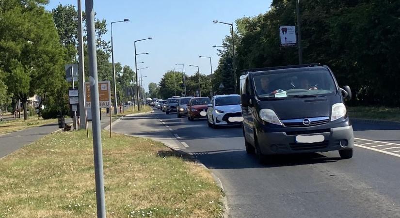 Óriási a dugó, lépésben halad a forgalom, ezt az utcát érdemes elkerülni (videó)