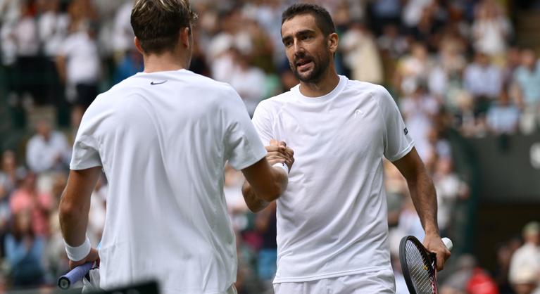 Újabb szenzáció Wimbledonban: kiesett a hazaiak favoritja, beletörött a bicskája 36 éves riválisába