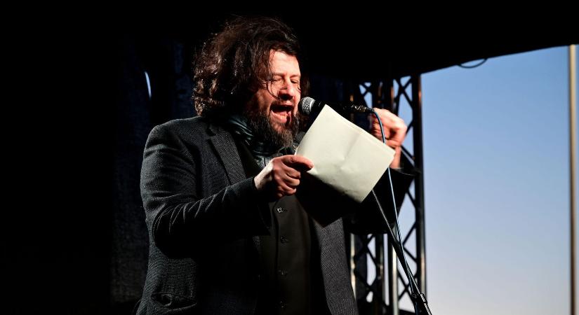 „106 körzetben ráindulunk Magyar Péterre” - itt van Puzsér Róbert új pártjának neve, az év legviccesebb jelenete játszódott le a stúdióban