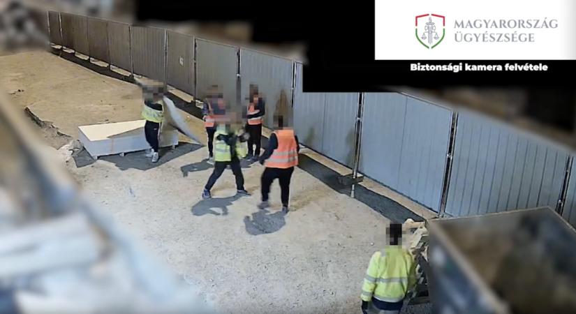 Vádat emeltek egy férfi ellen, aki megkéselte a főnökét, mert az rászólt a munka közbeni telefonálás miatt