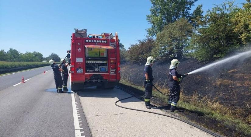 Lángok csaptak fel az M3-as mellett
