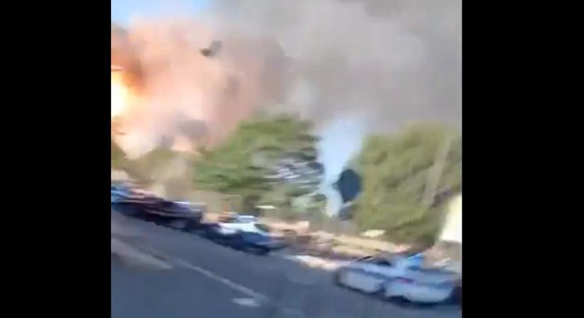Hatalmas robbanás egy benzinkúton, repültek a lángoló törmelékek – videó