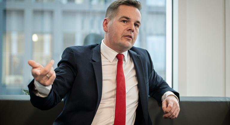 „Szar ember” – így foglalta össze a véleményét Németh Balázs Magyar Péterről vezetés közben