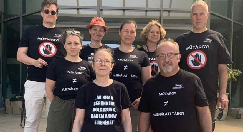Az Iparművészeti Múzeum dolgozói szerint Lázár János ingyenes bútorboltként tekint a gyűjteményre