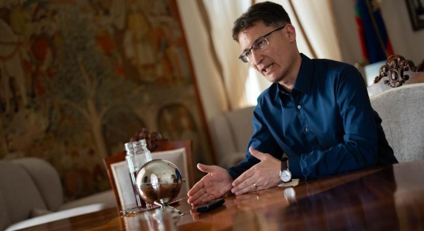 Cser-Palkovics András: Amikor ennyire viharos a tenger, vajon szabad-e kapitányt váltani?