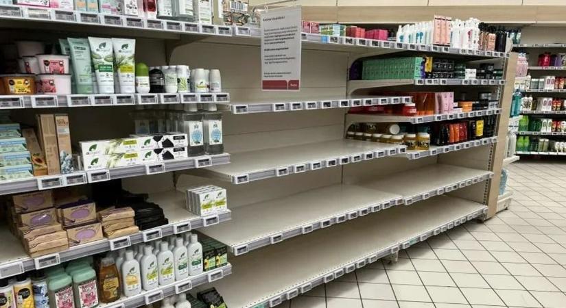 Üresek a polcok a debreceni hipermarketben, mutatjuk az okát!