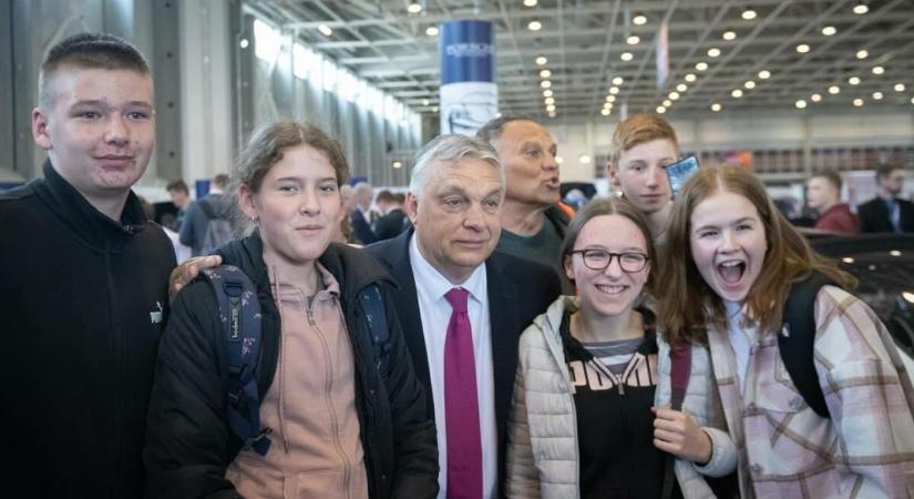 Orbán Viktor úgy tudja, a fiataloknak akar segíteni a kormány az új hitelprogrammal